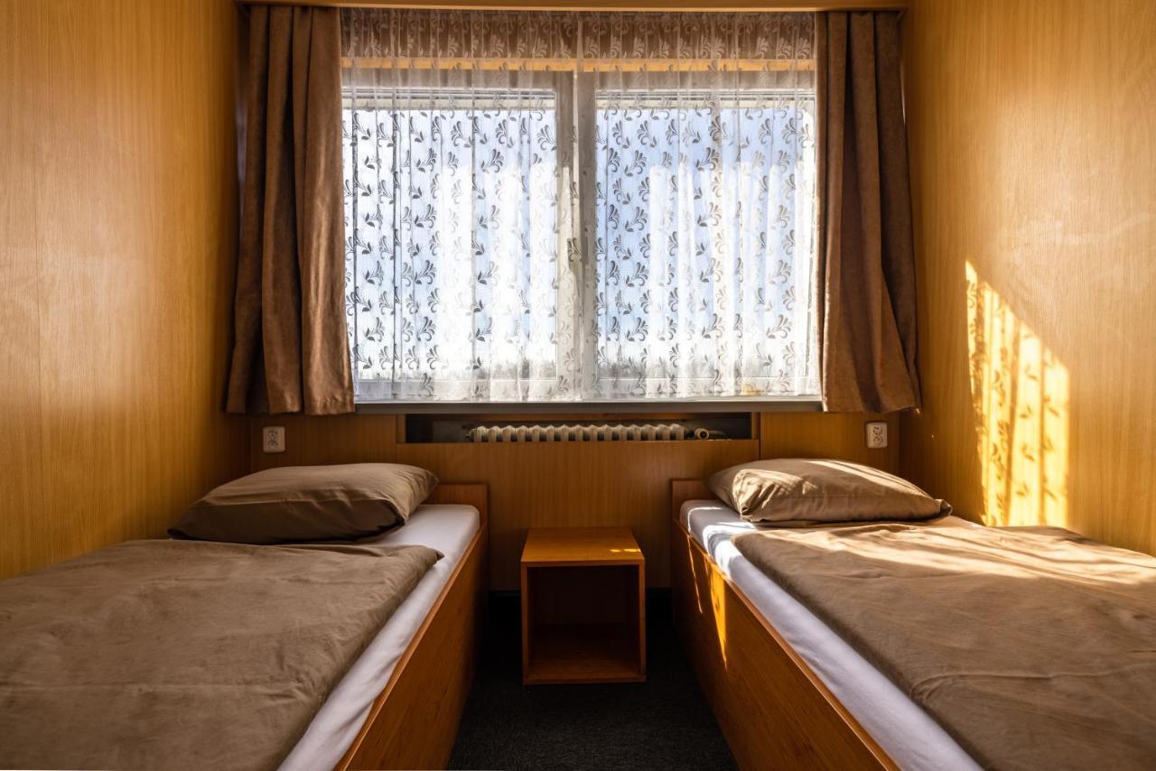 Hotel Zimni Stadion Slaný Buitenkant foto