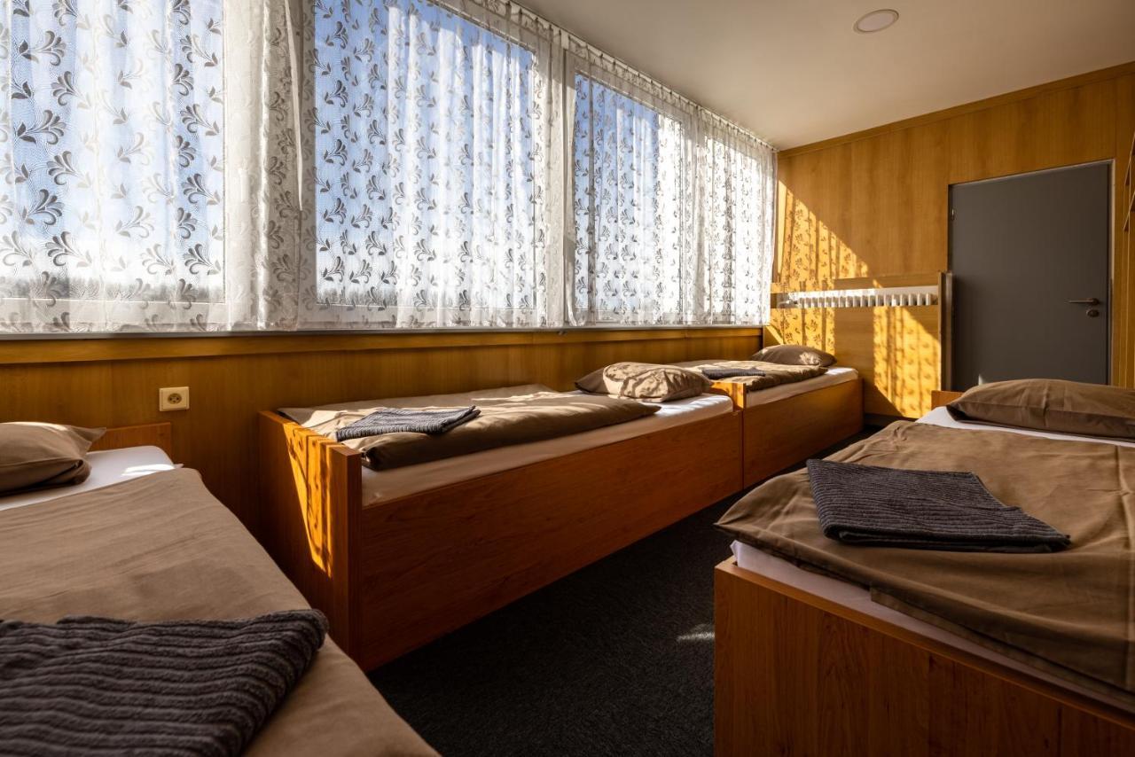 Hotel Zimni Stadion Slaný Buitenkant foto