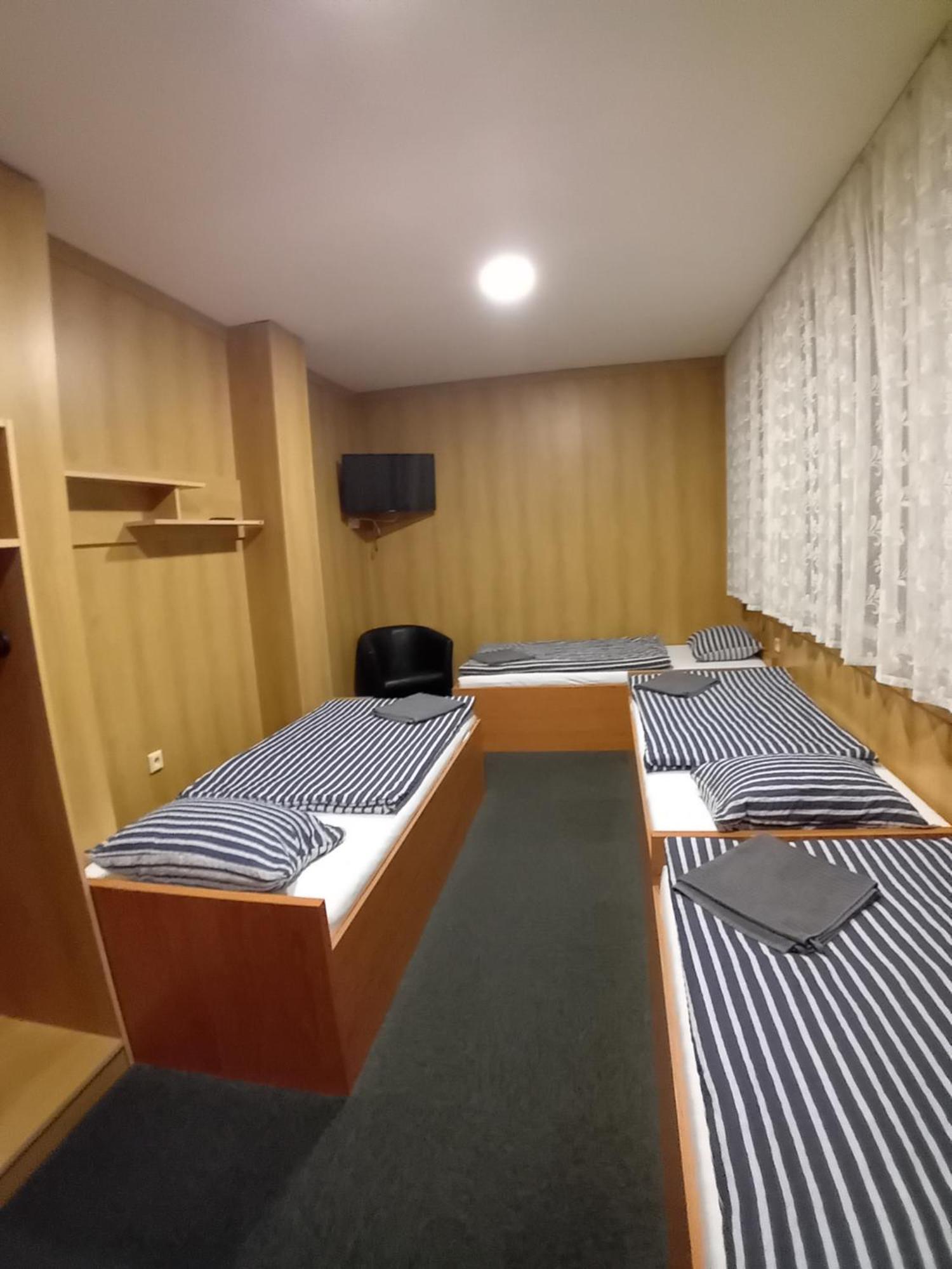 Hotel Zimni Stadion Slaný Buitenkant foto